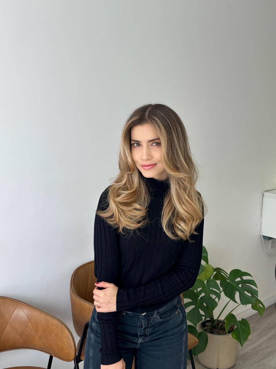 Mulher com cabelos modelados no Vila Essence Beauty